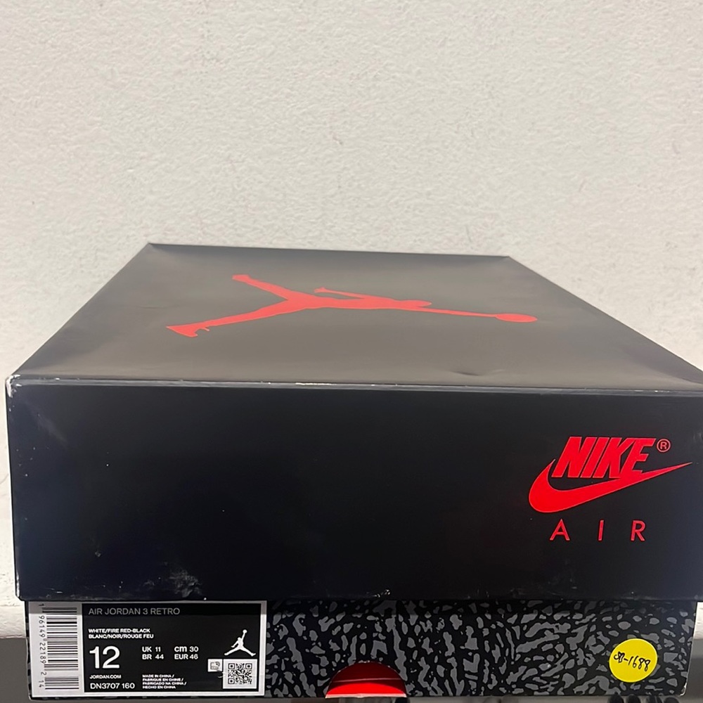 Air Jordan 3 retro. White/Fire-Red-Black.